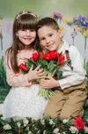 Virágokat fogó kislány és kisfiú